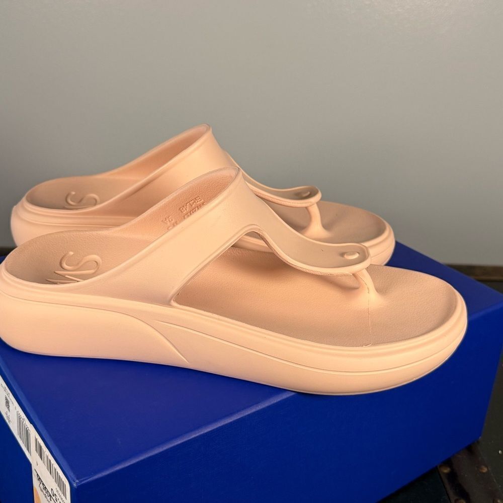 Stuart Weitzman Women Rosewater Stuflex Bounce Sole T-Strap Sandals SZ 9B NEW